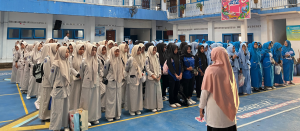 Persiapan pemberangkatan siswa menuju lokasi kunjungan studi masing-masing bersama Kepala SMK Muhammadiyah 1 Prambanan-Klaten, Septiani Yulian Herwindha, S.E.
